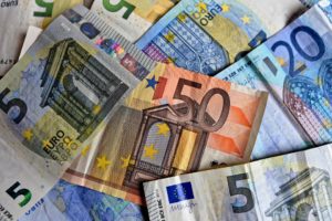 Prêt immobilier : le revenu minimum exigé est sous la barre des 5 000 euros